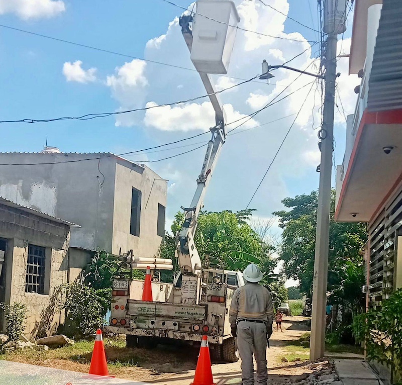 Personal realizando trabajos de limpieza en Nacajuca para mejorar el entorno vecinal.