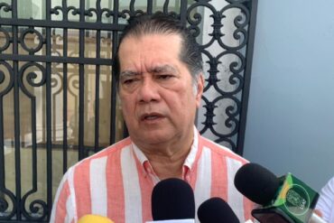 Rector de la Universidad Juárez Autónoma de Tabasco en conferencia