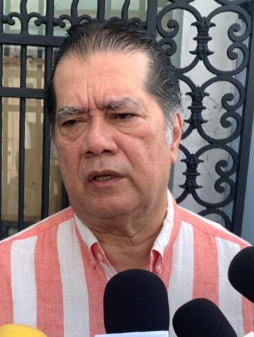 Rector de la Universidad Juárez Autónoma de Tabasco en conferencia