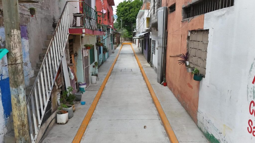 Andador recién pavimentado entre viviendas de la colonia Pino Suárez, con guarniciones nuevas.