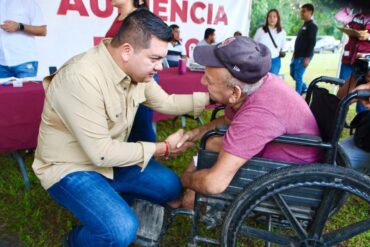 Alcalde Ovidio Peralta atendiendo directamente a familias durante El Día del Pueblo en Zapotal 2da.