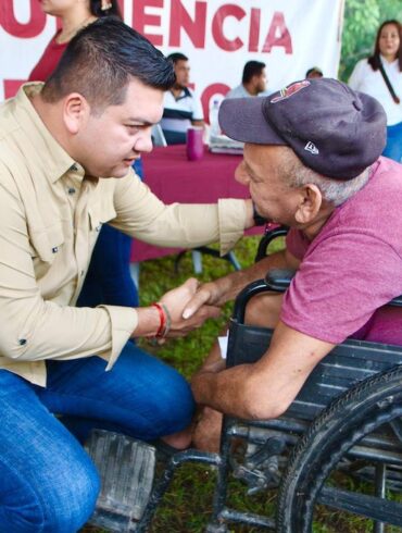 Alcalde Ovidio Peralta atendiendo directamente a familias durante El Día del Pueblo en Zapotal 2da.