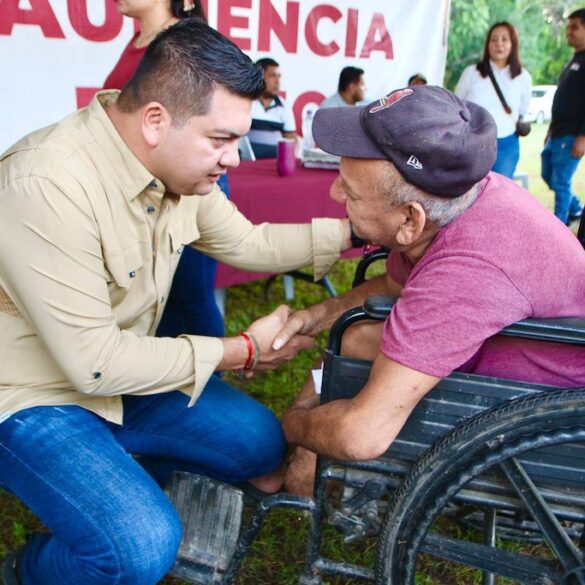 Alcalde Ovidio Peralta atendiendo directamente a familias durante El Día del Pueblo en Zapotal 2da.