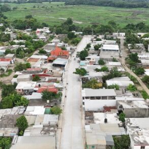 Vista aérea de calle pavimentada en la colonia Francisco Villa rodeada de viviendas y zonas verdes.