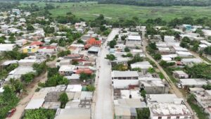 Vista aérea de calle pavimentada en la colonia Francisco Villa rodeada de viviendas y zonas verdes.