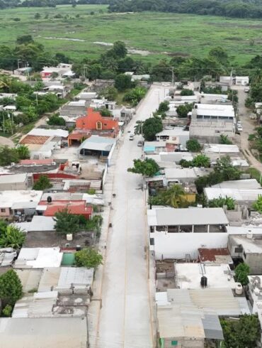 Vista aérea de calle pavimentada en la colonia Francisco Villa rodeada de viviendas y zonas verdes.