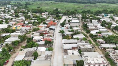 Vista aérea de calle pavimentada en la colonia Francisco Villa rodeada de viviendas y zonas verdes.