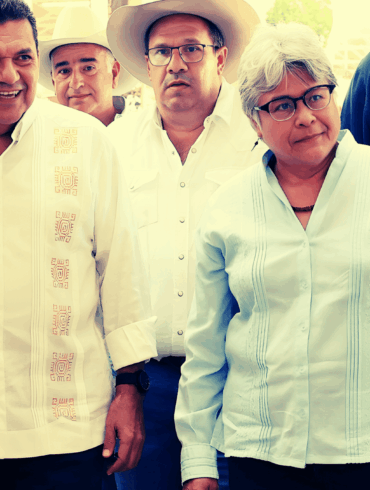 Luisa del Carmen Cámara Cabrales acompaña al gobernador Javier May durante una jornada de apoyo a productores en Jalapa.