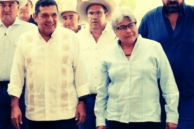 Luisa del Carmen Cámara Cabrales acompaña al gobernador Javier May durante una jornada de apoyo a productores en Jalapa.
