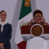 Claudia Sheinbaum observa mientras Ernestina Godoy habla en el podio presidencial durante anuncio en Palacio Nacional.