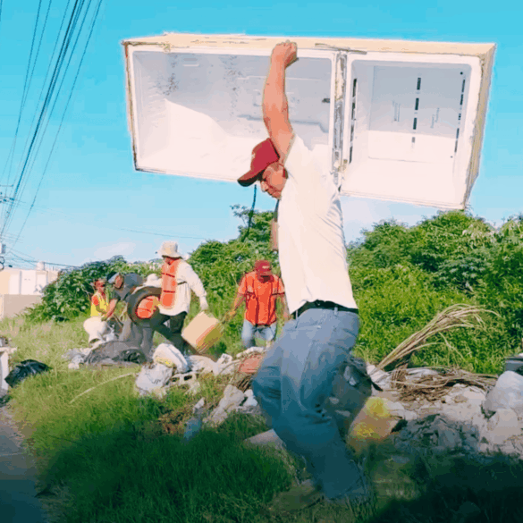 Alcaldesa Yolanda Osuna invita a la ciudadanía al programa Centro + Limpio desde un parque de Villahermosa.