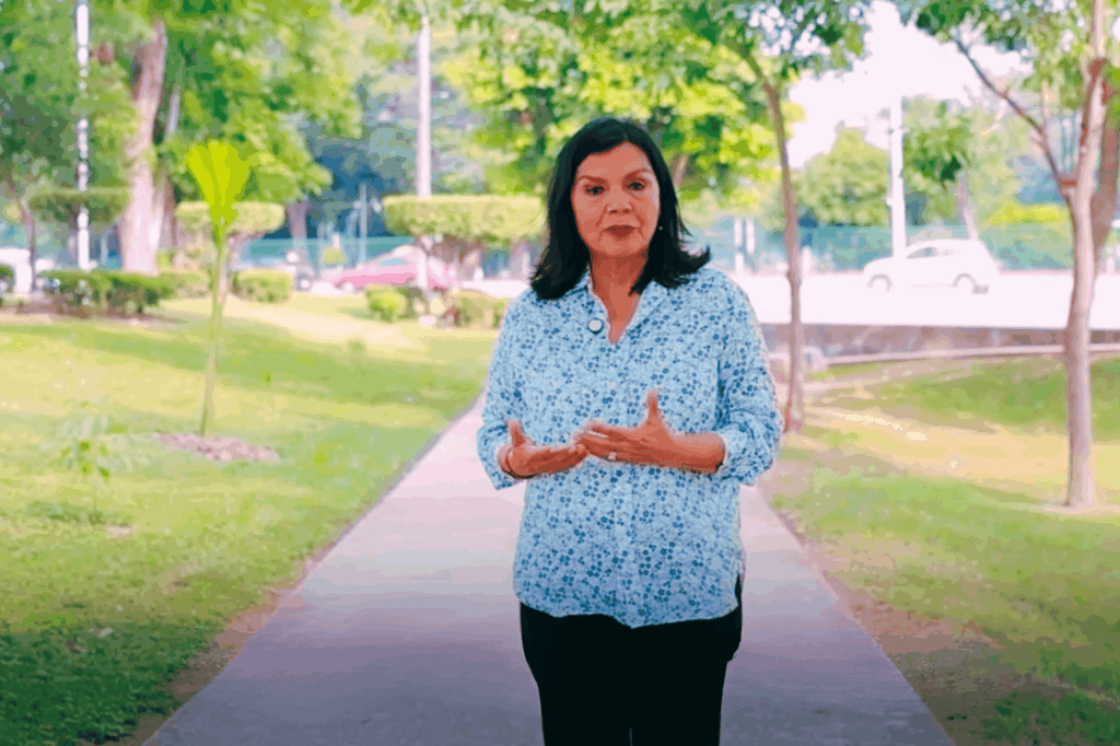 Yolanda Osuna explica los horarios del programa Centro + Limpio durante un mensaje grabado en un parque público.