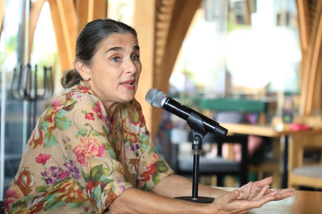 Ana Parizot Wolter, habla frente a micrófono durante rueda de prensa.