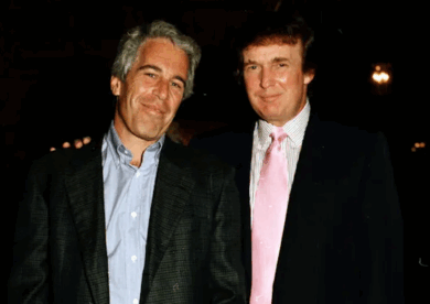 Jeffrey Epstein y Donald Trump posan juntos en un evento en Palm Beach en los años noventa.