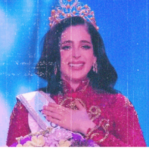 Fátima Bosch Fernández, Miss Universo 2025, en pose elegante con iluminación dramática; su imagen convertida en tema político en México.