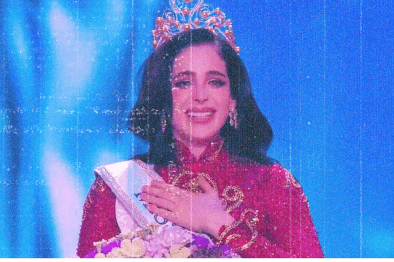 Fátima Bosch Fernández, Miss Universo 2025, en pose elegante con iluminación dramática; su imagen convertida en tema político en México.