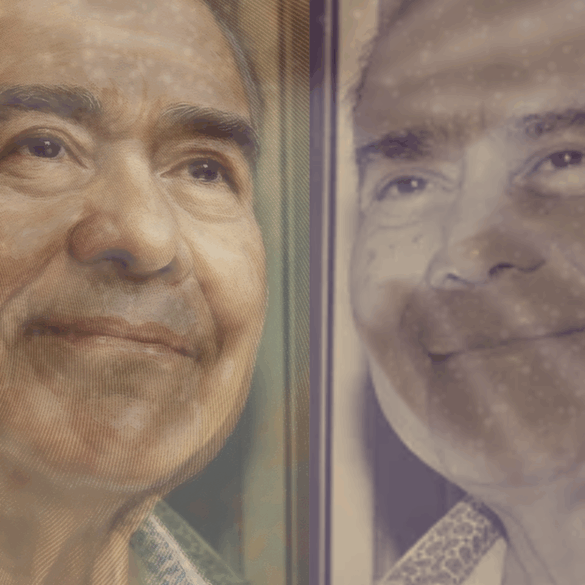 Retrato póstumo de Gustavo Rosario Torres, con expresión serena y guayabera blanca, fondo cálido y luz tenue.