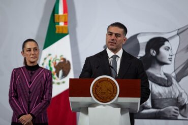 Claudia Sheinbaum y Omar García Harfuch durante conferencia sobre lavado de dinero en casinos.