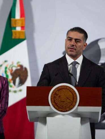 Claudia Sheinbaum y Omar García Harfuch durante conferencia sobre lavado de dinero en casinos.