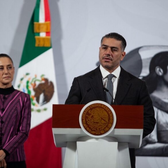 Claudia Sheinbaum y Omar García Harfuch durante conferencia sobre lavado de dinero en casinos.