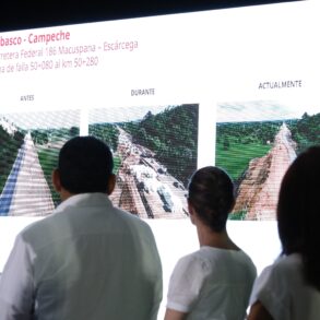 Funcionarios observan comparativo visual del avance en la ampliación de la carretera Macuspana–Escárcega.