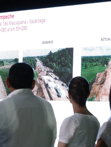 Funcionarios observan comparativo visual del avance en la ampliación de la carretera Macuspana–Escárcega.