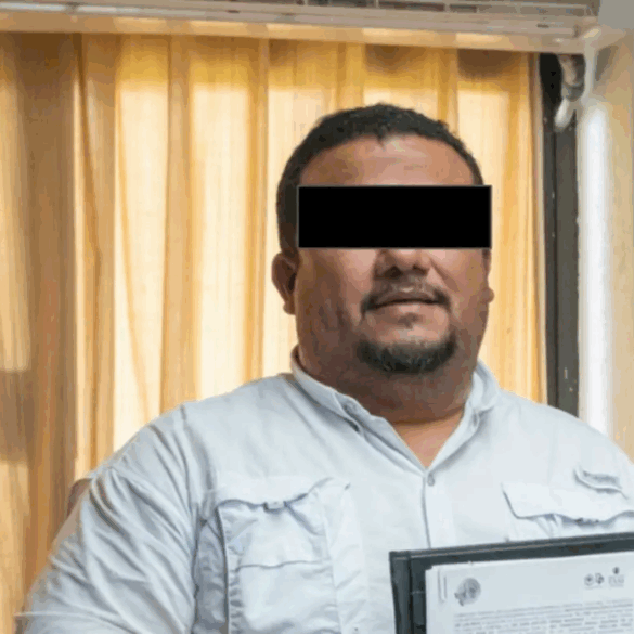 Ex rector del Tecnológico de Los Ríos posando con un reconocimiento antes de su detención.
