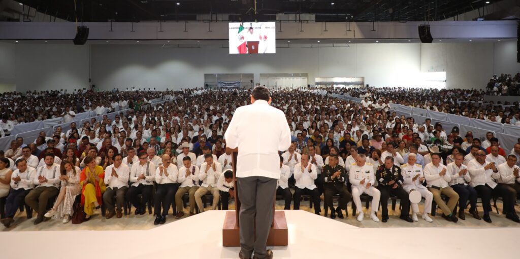 Auditorio lleno en el Centro de Convenciones, con ciudadanía y autoridades sentadas juntas durante un informe público.