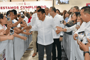 Javier May saluda a ciudadanas y ciudadanos mientras avanza por el pasillo del Centro de Convenciones, rodeado de teléfonos y manos extendidas.