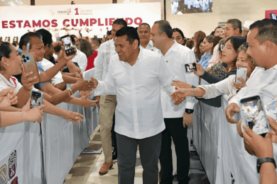 Javier May saluda a ciudadanas y ciudadanos mientras avanza por el pasillo del Centro de Convenciones, rodeado de teléfonos y manos extendidas.