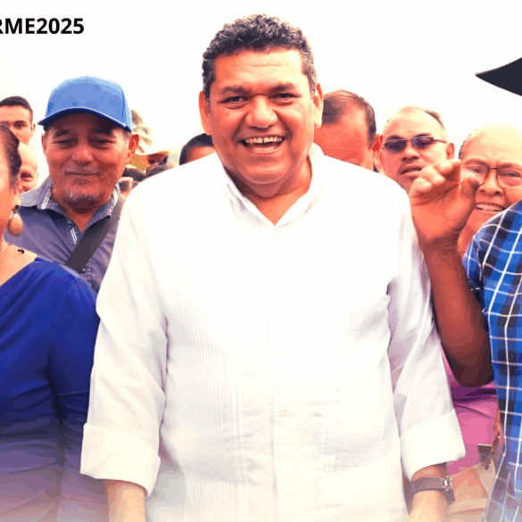 Un hombre sonriente con camisa blanca camina rodeado de vecinos que también sonríen.