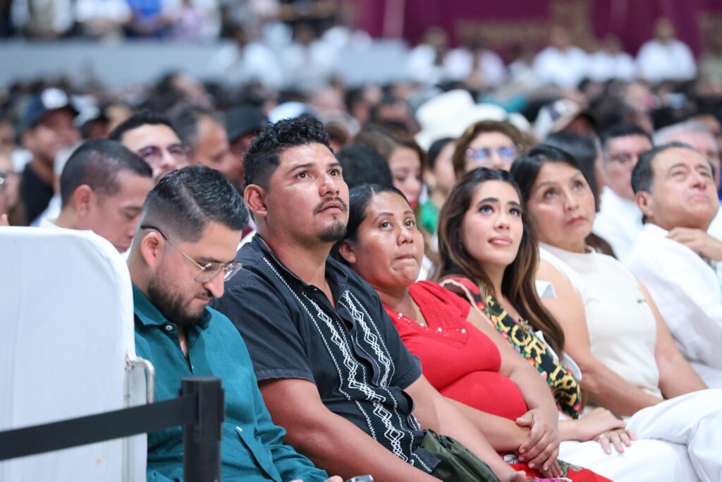 Asistentes sentados en el auditorio, con ciudadanos y funcionarios públicos mezclados sin separación visible.