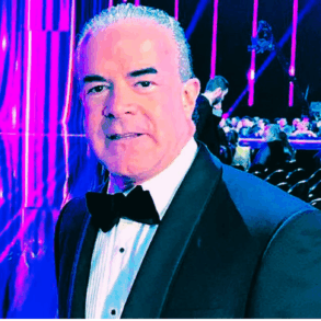 Raúl Rocha Cantú en un evento de Miss Universo, imagen relevante tras abrirse una investigación federal en su contra.