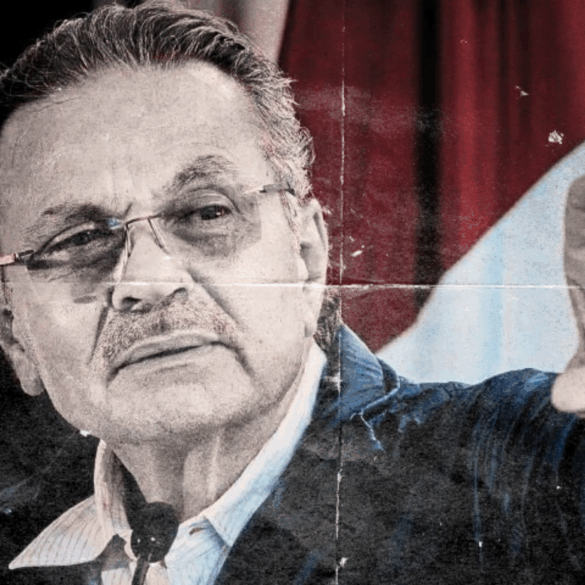 Retrato de Octavio Romero Oropeza en acto público, rostro serio, fondo institucional difuso.