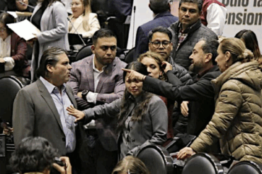 Legisladores discuten en medio del debate del Presupuesto 2026 dentro del pleno de la Cámara.