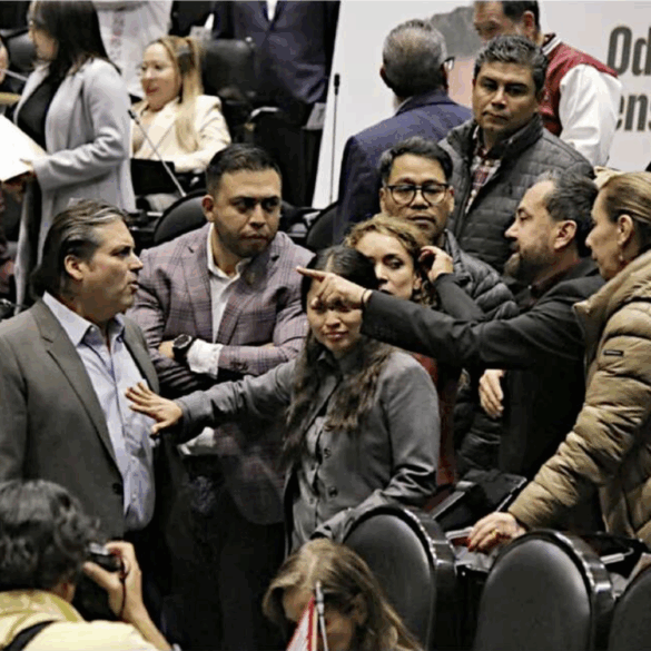 Legisladores discuten en medio del debate del Presupuesto 2026 dentro del pleno de la Cámara.