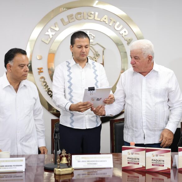 Entrega del Paquete Económico 2026 por funcionarios del Gobierno del Estado al Congreso local, con documentos oficiales y participación de legisladores.
