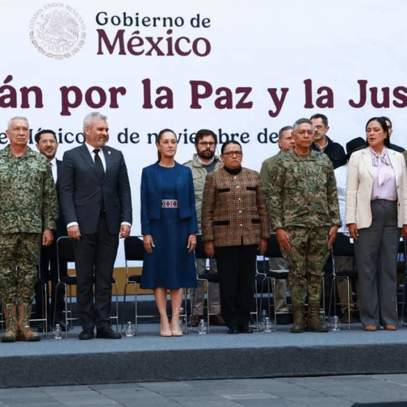 Funcionarios civiles y mandos militares en ceremonia oficial del Plan Michoacán por la Paz.