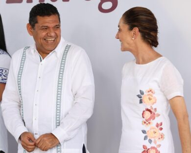 Claudia Sheinbaum sonríe junto al gobernador Javier May durante el acto en Jonuta.