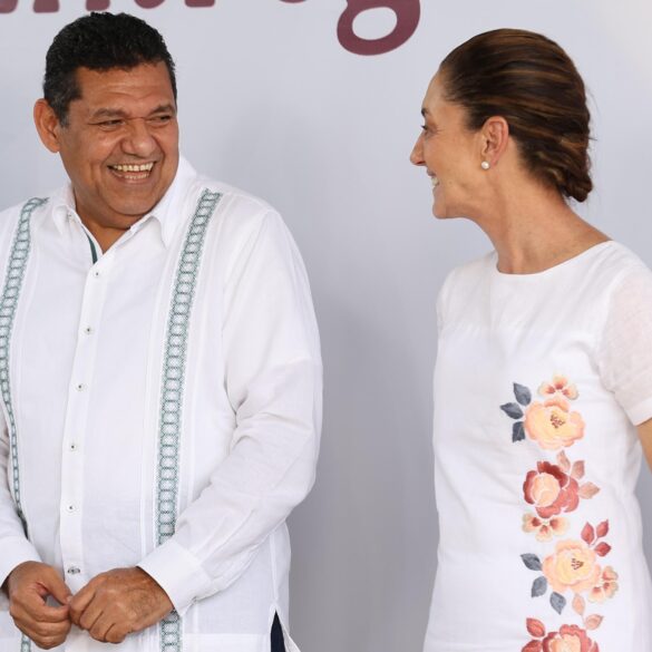 Claudia Sheinbaum sonríe junto al gobernador Javier May durante el acto en Jonuta.