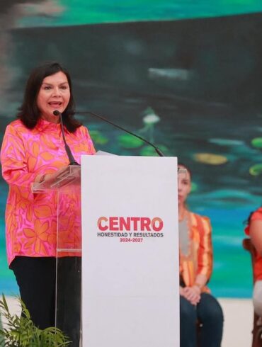 Yolanda Osuna Huerta presenta avances de transparencia fiscal del municipio de Centro durante un evento público.