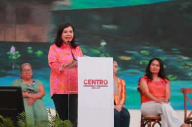 Yolanda Osuna Huerta presenta avances de transparencia fiscal del municipio de Centro durante un evento público.