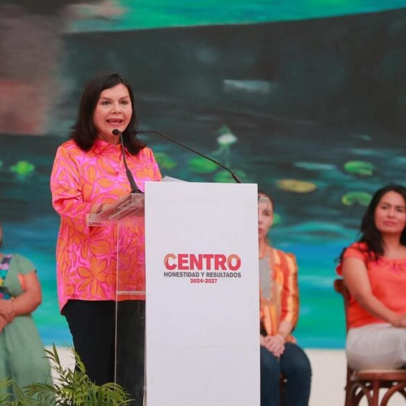 Yolanda Osuna Huerta presenta avances de transparencia fiscal del municipio de Centro durante un evento público.
