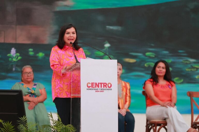 Yolanda Osuna Huerta presenta avances de transparencia fiscal del municipio de Centro durante un evento público.