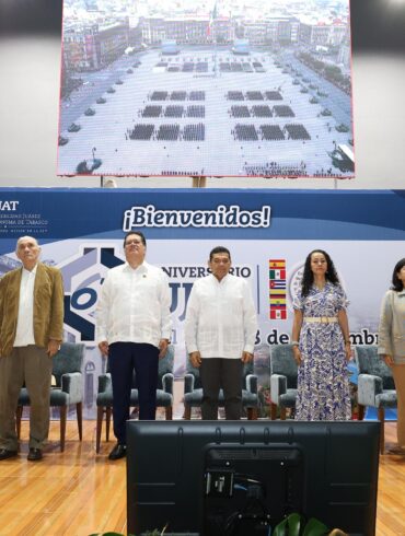 Alt: Autoridades universitarias y el gobernador Javier May Rodríguez encabezan la inauguración del 67 aniversario de la UJAT durante una ceremonia oficial en Villahermosa.