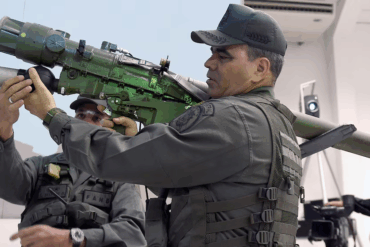 Vladimir Padrino López revisa un sistema antiaéreo portátil durante ejercicios de defensa en Caracas.