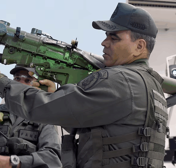 Vladimir Padrino López revisa un sistema antiaéreo portátil durante ejercicios de defensa en Caracas.