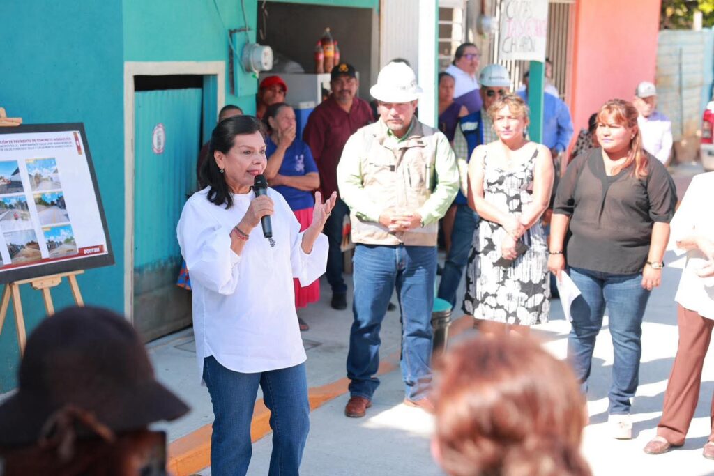 La alcaldesa Yolanda Osuna dialoga con vecinos durante la entrega de obras en Pino Suárez.