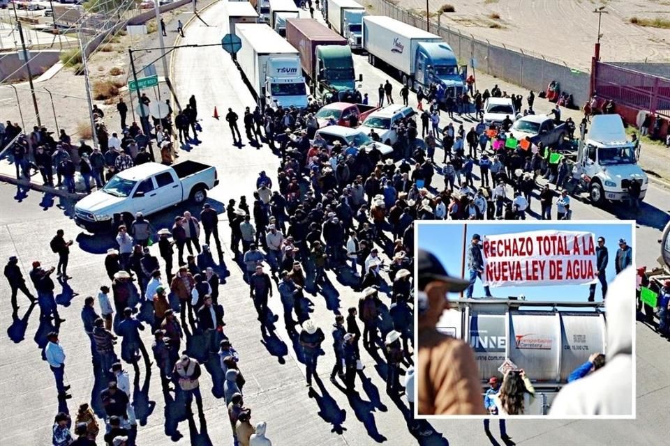 Multitud de agricultores bloquea carretera con pancartas rechazando la nueva Ley General de Aguas.