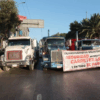 Bloqueo carretero de transportistas y agricultores en una autopista federal, con vehículos detenidos y presencia de manifestantes.